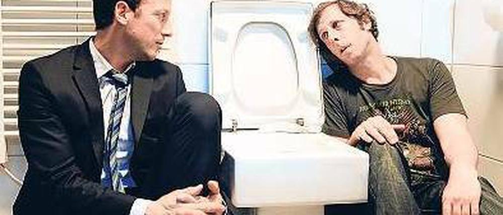 Liebe schlägt auf den Magen. Möhring und Korittke im Designerbad. Foto: Warner