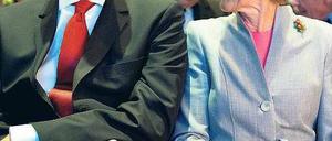 Geld regiert die Welt. Friede Springer, hier mit Vorstand Mathias Döpfner, ist Mehrheitseigentümerin des Berliner Axel-Springer-Verlags. Foto: dapd
