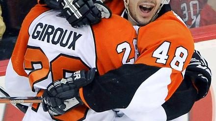 Die beiden Neuzgänge der Eisbären, Danny Briere (r.) und Claude Giroux, bejubeln im Trikot der Philadelphia Flyers zusammen ein Tor beim Spiel gegen die New Jersey Devils in Newark.