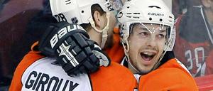 Die beiden Neuzgänge der Eisbären, Danny Briere (r.) und Claude Giroux, bejubeln im Trikot der Philadelphia Flyers zusammen ein Tor beim Spiel gegen die New Jersey Devils in Newark.