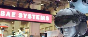 Haubitzen, Hightech-Flieger und Helme gehören unter anderem zum Portfolio des britischen Kriegsgeräteherstellers BAE Systems. Foto: dpa