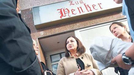 Ortstermin. Senatorin Dilek Kolat spricht vor der berüchtigten Kneipe „Zum Henker“ mit Engagierten. 