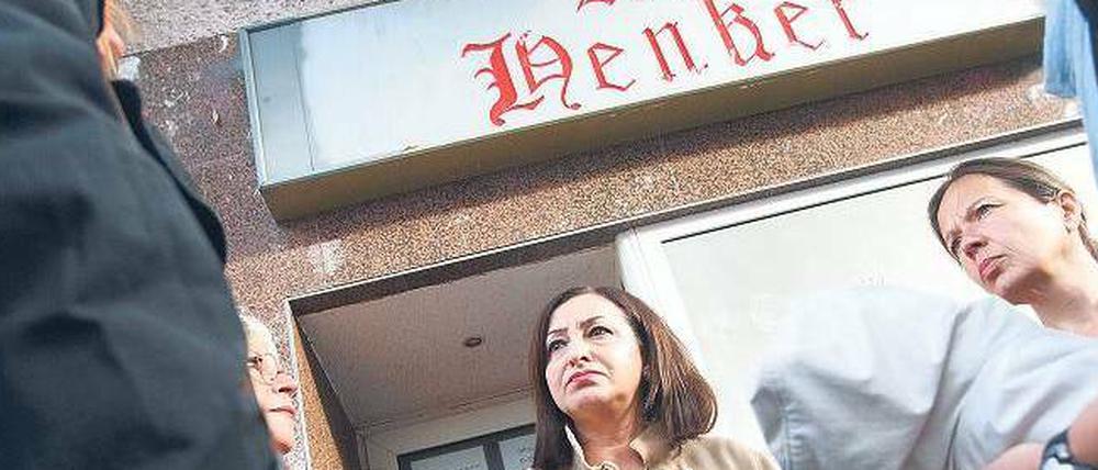 Ortstermin. Senatorin Dilek Kolat spricht vor der berüchtigten Kneipe „Zum Henker“ mit Engagierten.