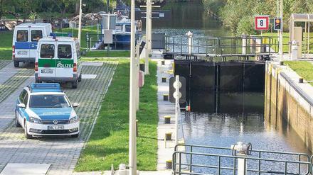Gesichert. Die Schleuse in Wendisch Rietz bei Storkow ist nach der Entführung zum Kontrollpunkt der Polizei geworden.