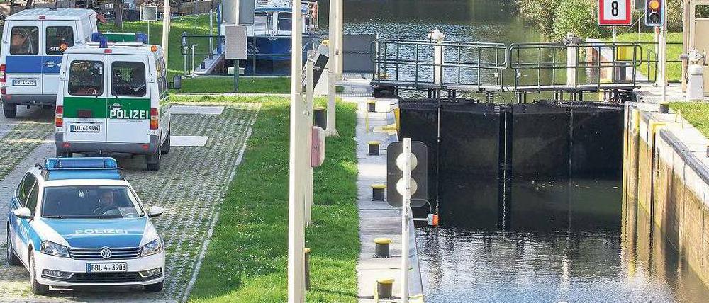 Gesichert. Die Schleuse in Wendisch Rietz bei Storkow ist nach der Entführung zum Kontrollpunkt der Polizei geworden.