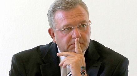 Die Opposition fordert Antworten von Henkel. Hier ist er bei einer Sitzung des NSU-Untersuchungsausschusses