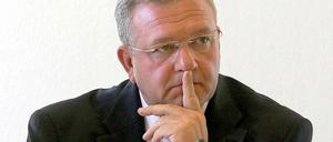 Die Opposition fordert Antworten von Henkel. Hier ist er bei einer Sitzung des NSU-Untersuchungsausschusses