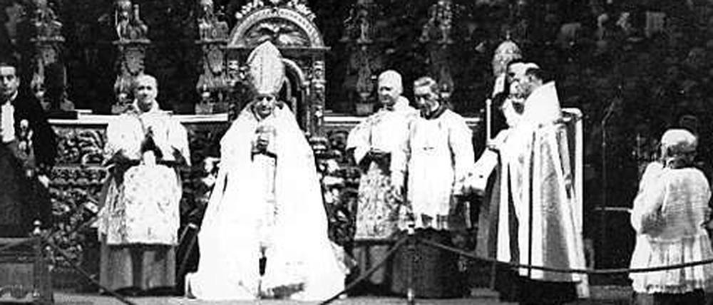 Papst Johannes XXIII. bei der Eröffnung des 2. Vatikanischen Konzils 1962 im Petersdom. Viel ist von den Reformen nicht geblieben, meinen Kritiker.