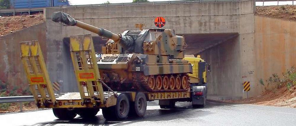 Ein Lastwagen befördert einen türkischen Panzer zur syrisch-türkischen Grenze.