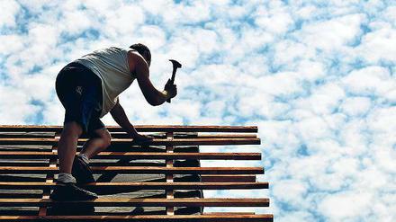 Kommt der Dachdecker auch morgen noch zur Arbeit? Wer ein Haus baut, will wissen, ob die beauftragten Bauunternehmen solide finanziert sind, damit das Projekt nicht ins Stocken gerät. 