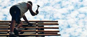 Kommt der Dachdecker auch morgen noch zur Arbeit? Wer ein Haus baut, will wissen, ob die beauftragten Bauunternehmen solide finanziert sind, damit das Projekt nicht ins Stocken gerät. 