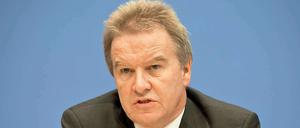 Franz Untersteller (Grüne) will nicht mehr auf die Bundesatomaufsicht warten. Der baden-württembergische Umweltminister und oberste Atomaufseher in seinem Bundesland hat nun Aktionspläne zur Verbesserung der Sicherheit der Reaktoren vorgelegt. Im Bund wird seit einem Jahrzehnt über neue Sicherheitsvorgaben gestritten. 