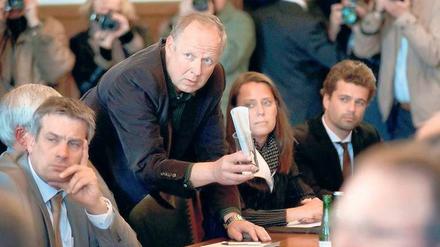 Noch eine Frage, Herr Minister! Kommissar Borowski (Axel Milberg) ermittelt in einem spektakulären Mordfall, dessen Wurzeln weit in die 1980er Jahre hineinreichen.