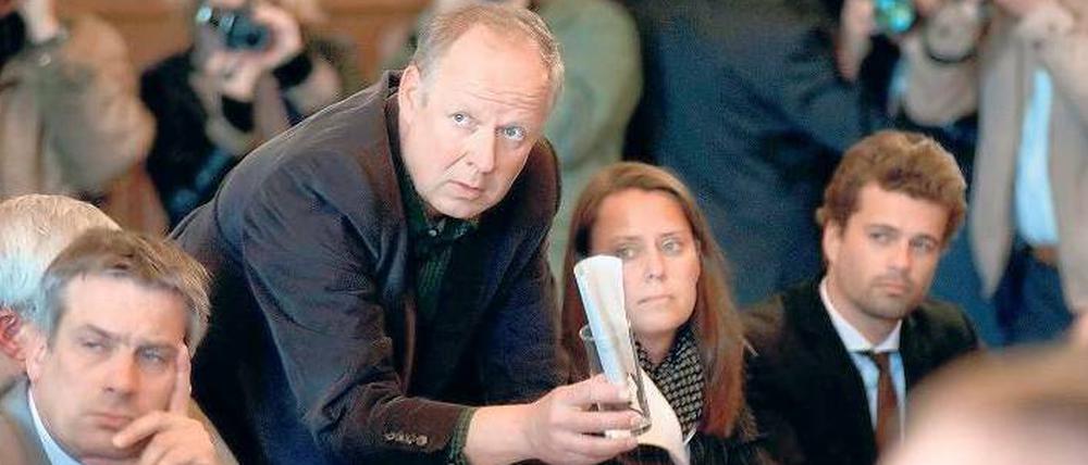 Noch eine Frage, Herr Minister! Kommissar Borowski (Axel Milberg) ermittelt in einem spektakulären Mordfall, dessen Wurzeln weit in die 1980er Jahre hineinreichen.