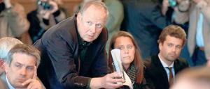 Noch eine Frage, Herr Minister! Kommissar Borowski (Axel Milberg) ermittelt in einem spektakulären Mordfall, dessen Wurzeln weit in die 1980er Jahre hineinreichen.