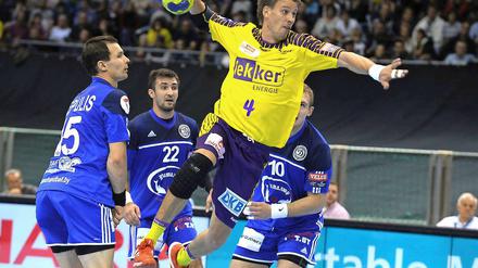 Torsten Laen von den Füchsen Berlin beim Torwurf gegen Dinamo Minsk.