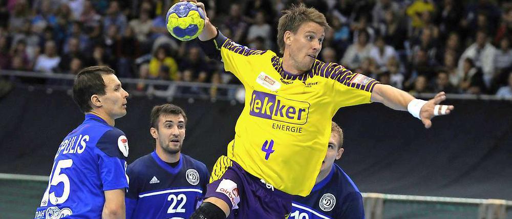 Torsten Laen von den Füchsen Berlin beim Torwurf gegen Dinamo Minsk.