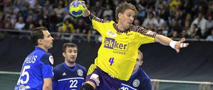 Torsten Laen von den Füchsen Berlin beim Torwurf gegen Dinamo Minsk.