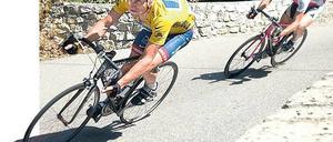 Bilder von einst. Der Zweikampf Lance Armstrong (l.) gegen Jan Ullrich riss Millionen mit – beide sind längst als Doper überführt. Foto: dapd