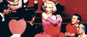 „Diamonds are a Girl's Best Friend.“ Marilyn Monroe 1953 bei ihrem großen Auftritt in „Gentlemen Prefer Blondes“.    