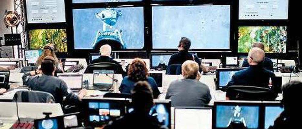 Im Kontrollzentrum in Roswell zeigen vier Monitore Felix Baumgartner und seinen Sprung aus der Ballonkapsel Stratos. Nach ersten Schätzungen hat der 43-jährige Österreicher im freien Fall die Schallgeschwindigkeit erreicht. Foto: Jörg Mitter/Red Bull/Reuters