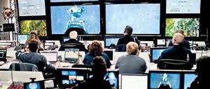 Im Kontrollzentrum in Roswell zeigen vier Monitore Felix Baumgartner und seinen Sprung aus der Ballonkapsel Stratos. Nach ersten Schätzungen hat der 43-jährige Österreicher im freien Fall die Schallgeschwindigkeit erreicht. Foto: Jörg Mitter/Red Bull/Reuters