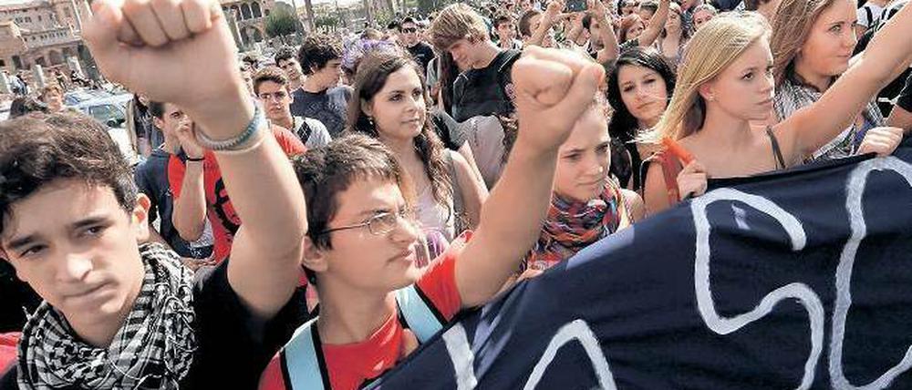 In der Krise. In Rom demonstrieren Schüler gegen Kürzungen bei der Bildung. F.: AP/dapd