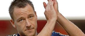 Der englische Fußballer John Terry akzeptiert seine Strafe wegen rassistischer Äußerungen im Oktober 2011.