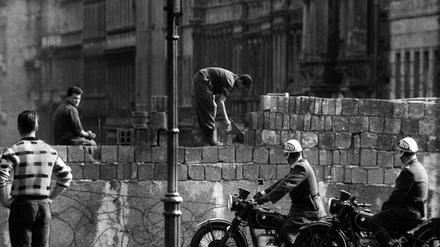 Der US-Sender HBO will eine Serie über das geteilte Berlin, hier ein Foto vom Mauerbau an der Bernauer Straße 1961, drehen. 