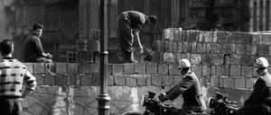 Der US-Sender HBO will eine Serie über das geteilte Berlin, hier ein Foto vom Mauerbau an der Bernauer Straße 1961, drehen.