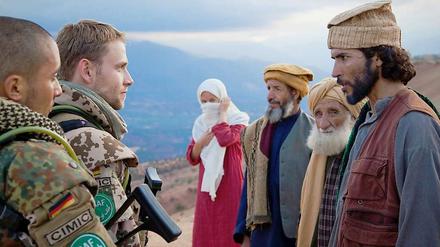 Die Soldaten Emal Demil (Omar El-Saeidi, links) und Daniel Gerber (Max Riemelt, 2.v.l) besprechen sich mit Khamud (Hatim Abdelghafour, rechts), dem Stellvertreter des Malik, des Dorfvorstehers.