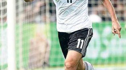 Danke für die Vorarbeit. Miroslav Klose feiert nach seinem ersten Treffer.