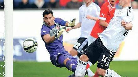 Startschuss. Holtby trifft zum 1:0, Sebastian Polter (v.) muss nicht eingreifen. Foto: dapd