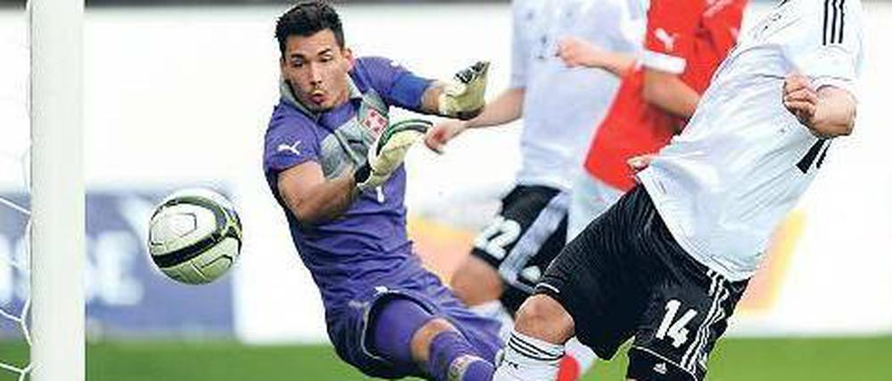 Startschuss. Holtby trifft zum 1:0, Sebastian Polter (v.) muss nicht eingreifen. Foto: dapd