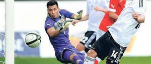 Startschuss. Holtby trifft zum 1:0, Sebastian Polter (v.) muss nicht eingreifen. Foto: dapd