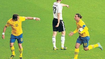 Beginn einer bemerkenswerten Aufholjagd. Zlatan Ibrahimovic (r.) trifft zum 1:4-Anschlusstreffer für seine Schweden. Es sollten noch drei weitere Tore seiner Teamkollegen folgen – und Deutschland sollte nach der deutlichen Führung doch nur ein Punkt bleiben. Foto: dpa