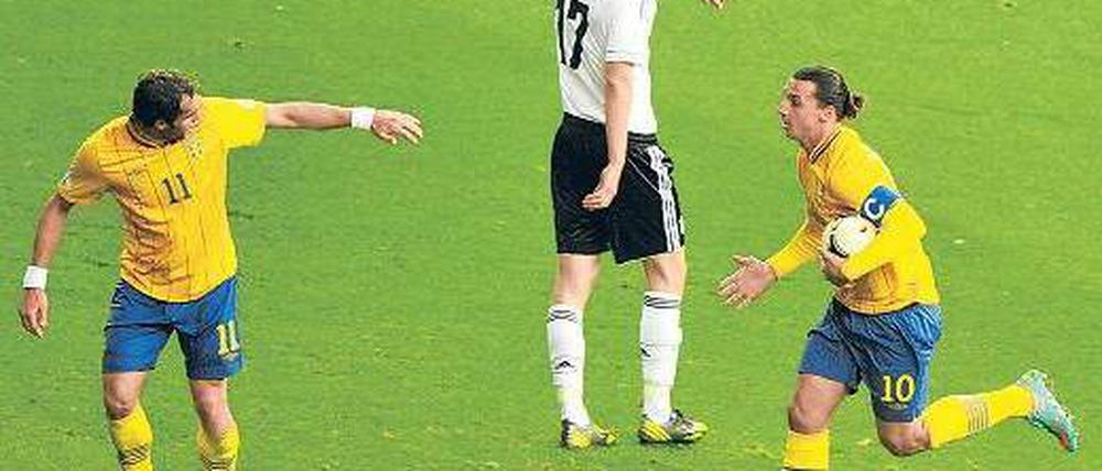 Beginn einer bemerkenswerten Aufholjagd. Zlatan Ibrahimovic (r.) trifft zum 1:4-Anschlusstreffer für seine Schweden. Es sollten noch drei weitere Tore seiner Teamkollegen folgen – und Deutschland sollte nach der deutlichen Führung doch nur ein Punkt bleiben. Foto: dpa