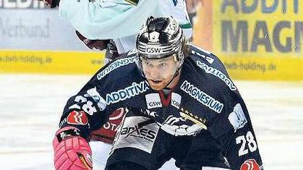 Spektakel DEL. In einem verrückten Spiel unterlagen die Eisbären den Kölner Haien. Auch Berlins neuer NHL-Star Claude Giroux konnte die Niederlage nicht abwenden. Dabei hatte der Kanadier zum zwischenzeitlichen 3:3 getroffen. Foto: dapd