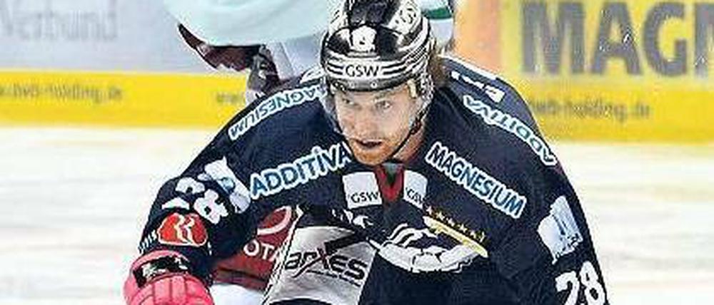 Spektakel DEL. In einem verrückten Spiel unterlagen die Eisbären den Kölner Haien. Auch Berlins neuer NHL-Star Claude Giroux konnte die Niederlage nicht abwenden. Dabei hatte der Kanadier zum zwischenzeitlichen 3:3 getroffen. Foto: dapd