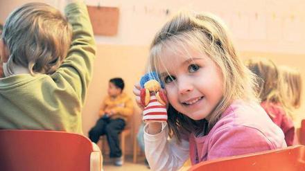 Zwei Welten. Während Kinder einfach nur spielen und lernen wollen, dominieren im Kita-Streit Taktik und Kalkül. 