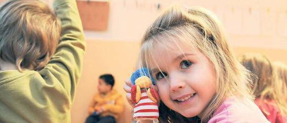 Zwei Welten. Während Kinder einfach nur spielen und lernen wollen, dominieren im Kita-Streit Taktik und Kalkül. 