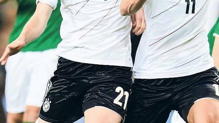 Zweikampf unter Freunden. Marco Reus (l.) ist schneller als Miroslav Klose am Ball und trifft zum 1:0. Klose schoss in seinem 125. Länderspiel aber auch noch ein Tor. Foto: AFP