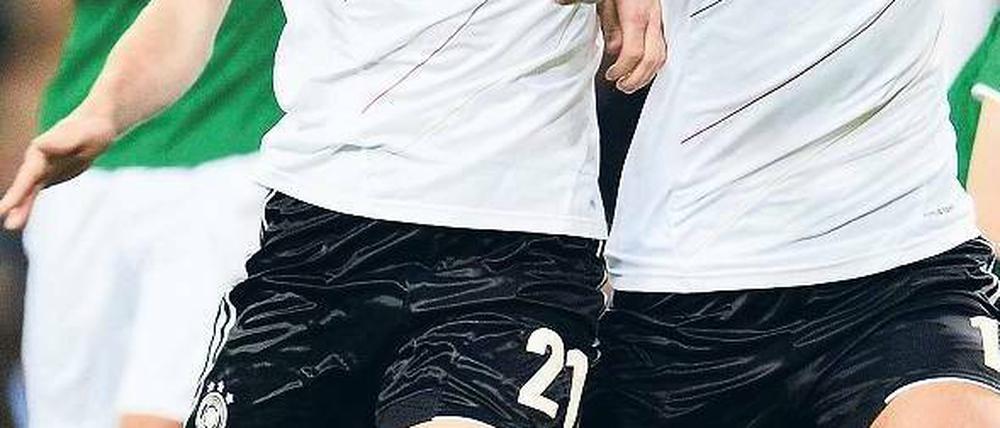 Zweikampf unter Freunden. Marco Reus (l.) ist schneller als Miroslav Klose am Ball und trifft zum 1:0. Klose schoss in seinem 125. Länderspiel aber auch noch ein Tor. Foto: AFP