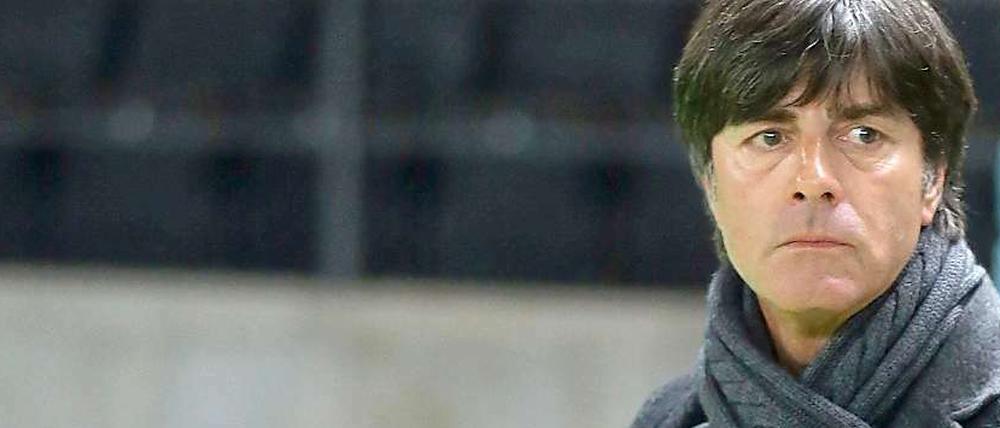 Nach dem Spiel gegen Schweden: Ein sichtlich ratloser Bundestrainer Joachim Löw.