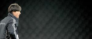 Machtlos. "Wenn das Spiel mal in so eine Phase gerät, ist es schwierig, von außen richtig Einfluss zu haben", sagte Löw nach dem 4:4 gegen Schweden.