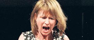 Selbstverteidigungsfurie. Corinna Harfouch als Erfolgsschriftstellerin in Stephan Kimmigs Inszenierung.