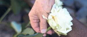 Inge Deutschkron legte am Gleis 17 eine weiße Rose nieder.