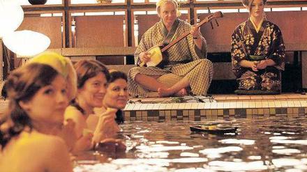 Sensation in Honeckers Republik. Im originalsten Japanrestaurant außerhalb Japans mitten in der DDR-Provinz stiegen die Gäste vor dem Essen nackt in den Pool. 