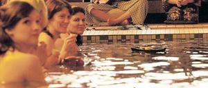 Sensation in Honeckers Republik. Im originalsten Japanrestaurant außerhalb Japans mitten in der DDR-Provinz stiegen die Gäste vor dem Essen nackt in den Pool. 