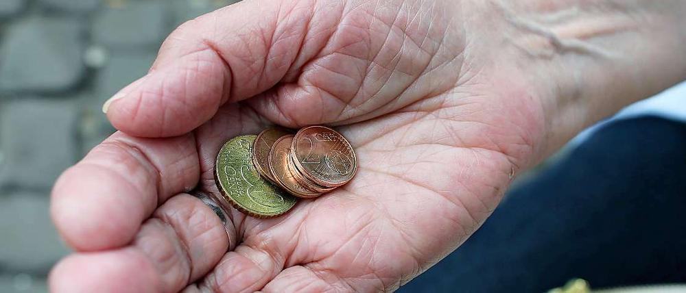 Immer mehr Menschen können von ihrer Rente nicht mehr leben und müssen Sozialhilfe beantragen. 